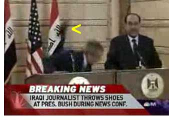 Un fotogramma del lancio di scarpe a Bush (foto tratta da p2pnet.net)